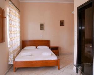 sypialnia z łóżkiem z dwoma ręcznikami w obiekcie Villa Mare Ammoudia w Ammoudii