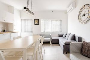 cocina y sala de estar con mesa y sofá en Casa Leon Malta, en San Julián