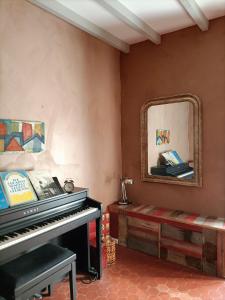 salon z fortepianem i lustrem w obiekcie A deux pas d'Avignon w mieście Aramon
