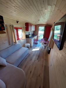 uma vista para uma sala de estar e cozinha numa pequena casa em Margaux B&B Babbita em Stokrooie