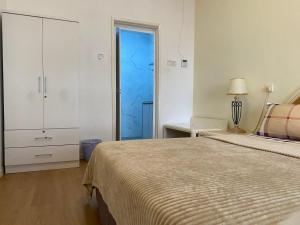 - une chambre avec un lit et une porte coulissante en verre dans l'établissement Lovely 1-Bedroom Condo with Facilities, à Malacca