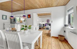 Restoran või mõni muu söögikoht majutusasutuses Beautiful Home In Hadsund With Wifi And 3 Bedrooms