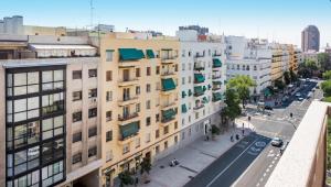 een uitzicht over een straat met gebouwen bij RETIRO-IBIZA ALQUILER TEMPORAL-Hospitales in Madrid