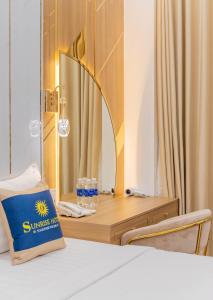 Kama o mga kama sa kuwarto sa SUNRISE Hotel Bạc Liêu