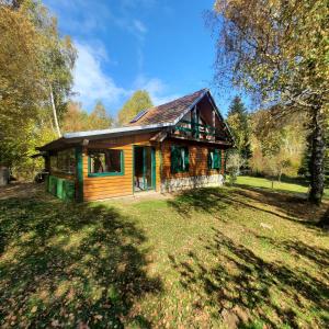 una cabaña de madera en medio de un patio en Robinzonski smještaj "Lazac Lokvarski" Lokve, en Lokve