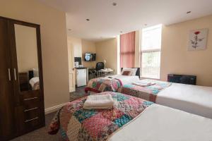 um quarto de hotel com duas camas e uma janela em Snooze Apartments em Bradford