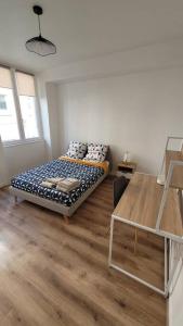 Posteľ alebo postele v izbe v ubytovaní Bel Appart' 3 chambres 3 Sdb au centre-ville St Etienne + 14 fotografií