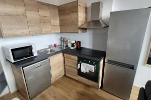 Kuchyňa alebo kuchynka v ubytovaní Bel Appart' 3 chambres 3 Sdb au centre-ville St Etienne