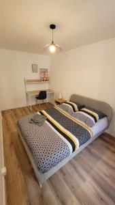 Posteľ alebo postele v izbe v ubytovaní Bel Appart' 3 chambres 3 Sdb au centre-ville St Etienne