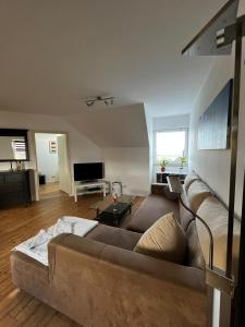 ein Wohnzimmer mit einem Sofa und einem TV in der Unterkunft Ferienwohnung Coburger Land, ländlich gut gelegen in Meeder