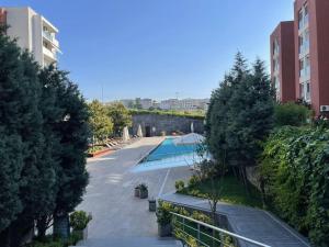 vistas a un patio con piscina en G marin en Darıca