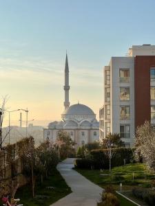 una mezquita con un minarete en la distancia al lado de un edificio en G marin en Darıca