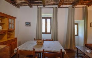 een eetkamer met een tafel en een raam bij Lovely Home In Carcheto Brustico With Jacuzzi in Carcheto
