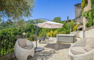 een patio met 2 stoelen en een parasol bij Lovely Home In Carcheto Brustico With Jacuzzi in Carcheto