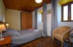 een slaapkamer met een bed, een bureau en een stoel bij Lovely Home In Carcheto Brustico With Jacuzzi in Carcheto