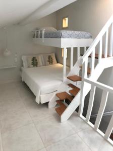a bedroom with a bunk bed and a staircase at Studio Apartamento Lindo na Rua das Pedras in Búzios
