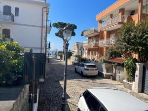 ulica z samochodem zaparkowanym obok słupa światła w obiekcie Casa Anna a 100mt dal mare w mieście Sperlonga
