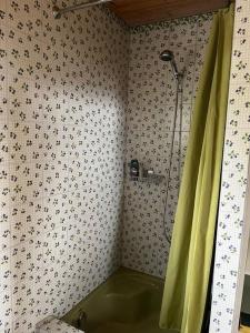 Ένα μπάνιο στο Wohnung in Bergchalet