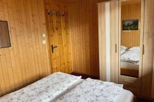 ein Schlafzimmer mit einem Bett in einem Holzzimmer in der Unterkunft Wohnung in Bergchalet in Flums