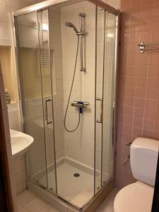 une salle de bain avec douche et toilettes dans l'établissement Sfeervol vakantiehuis op landgoed aan de Dordogne, à Prudhomat 20 autres photos