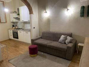 a living room with a couch and a kitchen at Casa Gallina in Volterra +5 photos