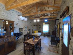Hill's Barbacane في Potamós: غرفة معيشة مع طاولة وأريكة