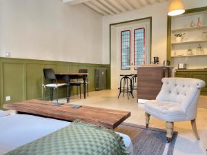 a living room with a couch and a chair at Le Petit Malo in Bayeux