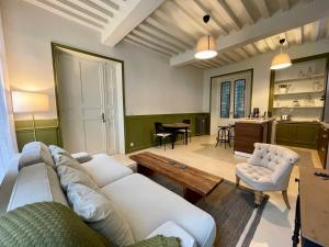 a living room with a couch and a table at Le Petit Malo in Bayeux