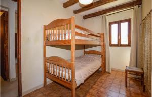 1 dormitorio con 2 literas en una habitación en Beautiful Apartment In Carcheto Brustico With House A Panoramic View, en Carcheto