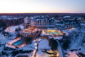 una vista aérea de un complejo en la nieve en JW Marriott The Rosseau Muskoka Resort & Spa, en Minett