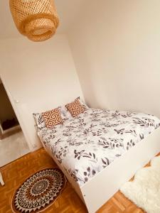 ein kleines Bett in einem Zimmer mit einer Fläche von in der Unterkunft Superbe appartement centre Montluçon, proche hôpital in Montluçon