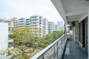 A balcony or terrace at FlxHo Uno - Serviced Apartment & Rooms - Golf Course Road