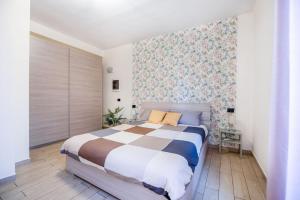 a bedroom with a bed and a floral wall at [20min. Duomo] Design, Wi-fi. in Sesto San Giovanni