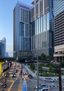 クアラルンプールにあるThe Platinum 2 KLCC Premium Suite by Reluxe Kuala Lumpurの高層ビルの前の交通量の多い街道