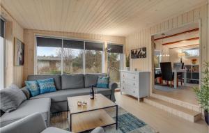 uma sala de estar com um sofá e uma mesa em 1 Bedroom Nice Home In Hjby em Højby