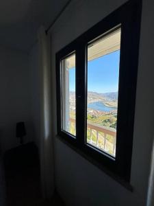 una ventana en una habitación con vistas al océano en Casa de Sergude, en Peso da Régua