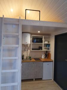 eine Küche mit einem Hochbett in einem Zimmer in der Unterkunft Pokoje Babie Lato in Breslau