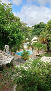 - une vue sur un complexe avec une piscine et des arbres dans l'établissement Pousada Mares de Stella, à Salvador 9 autres photos