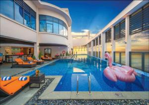 einen Pool mit aufblasbaren Flamingos in einem Gebäude in der Unterkunft Sunrise Luxury Apartment with Ocean View in Đà Nẵng