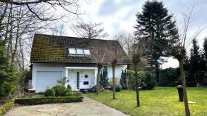 ein weißes Haus mit einem Fenster und einem Hof in der Unterkunft Haus Wexler 4 - OG in Cuxhaven