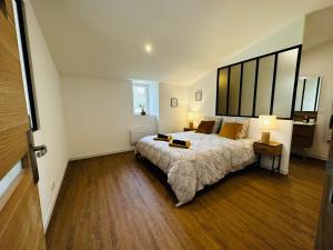 1 dormitorio con 1 cama con cabecero grande en Domaine des Hugons en Prignac-et-Marcamps
