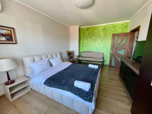 1 dormitorio con 1 cama y TV en Amazing view central 1 bedroom apartment en Pazardzhik