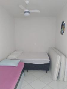 Zimmer mit 2 Betten und einem Sofa in der Unterkunft Prédio Frente Para o Mar na Praia Grande - Guilhermina in Praia Grande