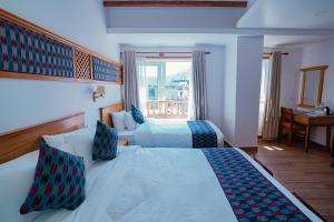 Postel nebo postele na pokoji v ubytování Himalayan Glory Inn