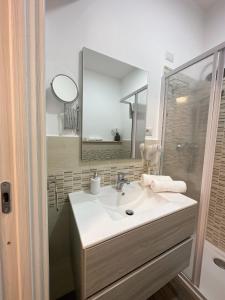 La salle de bains est pourvue d'un lavabo et d'un miroir. dans l'établissement Casa Onofrio Tropea, à Tropea
