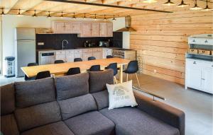 ein Wohnzimmer mit einem Sofa und einem Tisch in der Unterkunft Nice Home In Jard-sur-mer With Wifi in Jard-sur-Mer