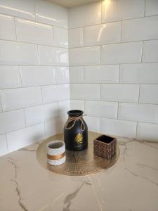 een zwarte vaas op een plank in een badkamer bij Batam Luxurious, Breezy 1 bedroom! in Nongsa