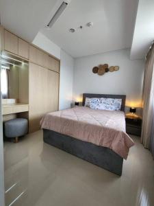 een slaapkamer met een groot bed in een kamer bij Batam Luxurious, Breezy 1 bedroom! in Nongsa