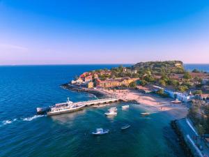 格雷岛NAFI'0的海中的一个岛屿,水中有船只