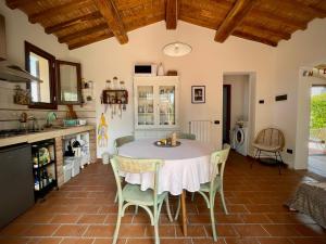 uma cozinha e sala de jantar com mesa e cadeiras em Il Cipresso em Cecina